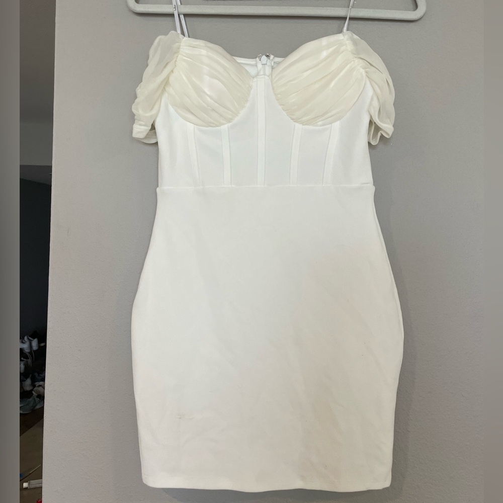 Lulu’s White Mini with ribbing and ruched detail- size S